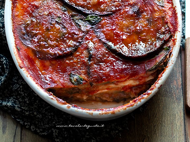Parmigiana, i segreti di Cannavacciuolo:”Cosa fare prima di friggere le melanzane”